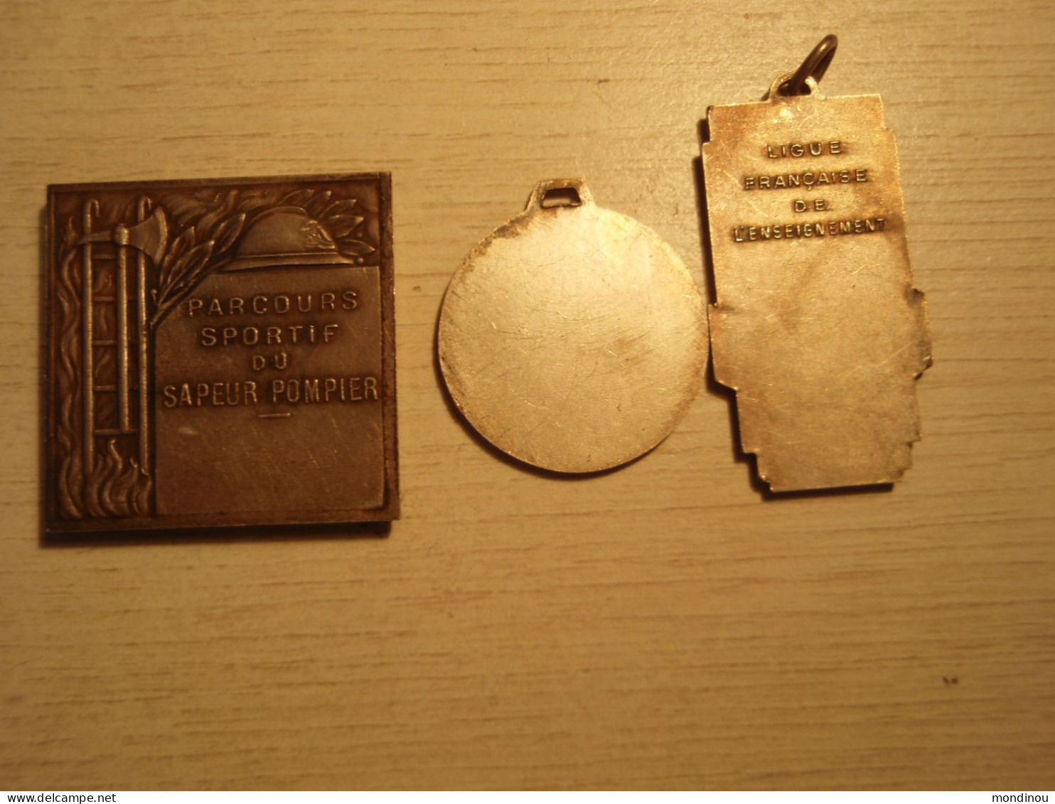 2 Petites Plaques En Métal Parcours Sportif Du Sapeur-pompier & USEP Ligue Française De L'Enseignement - Métal - - Feuerwehr