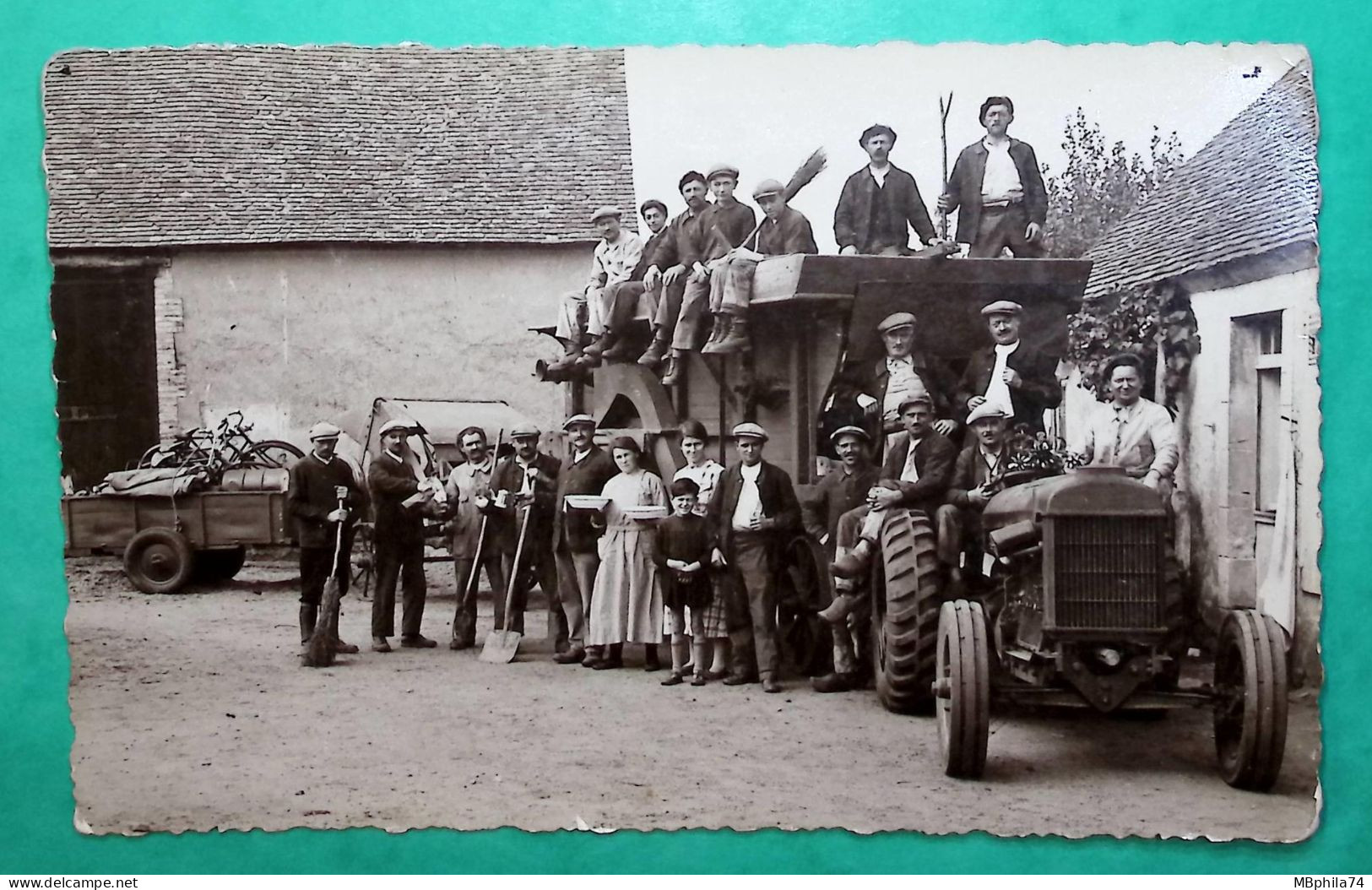 BELLE CARTE PHOTO GROUPE PAYSANS TRACTEUR BONNETABLE SARTHE 1936 FRANCE - Camions & Poids Lourds
