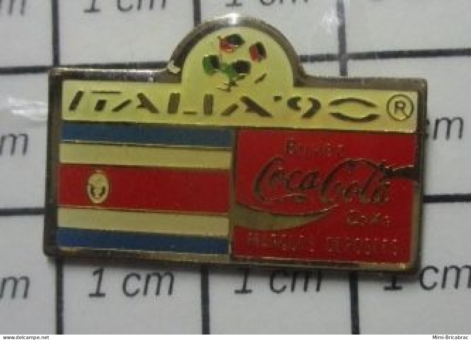 718B  Pin's Pins : BEAU ET RARE / SPORTS / FOOTBALL COUPE U MONDE ITALIA 90 COCA-COLA DRAPEAU SUD-AMERICAIN - Football