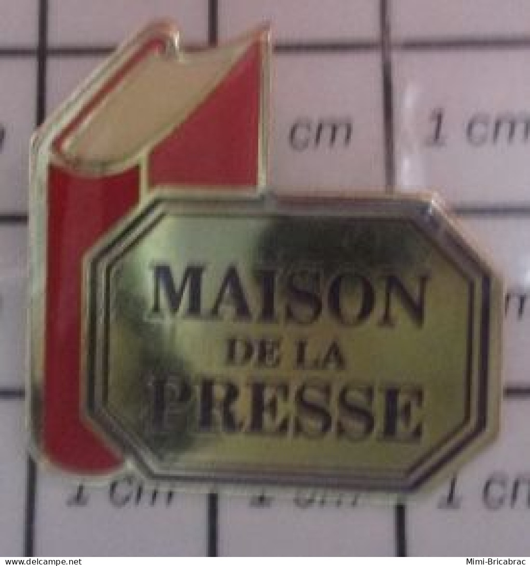 718B Pin's Pins / Beau Et Rare / MEDIAS / LIVRE ROUGE MAISON DE LA PRESSE - Médias