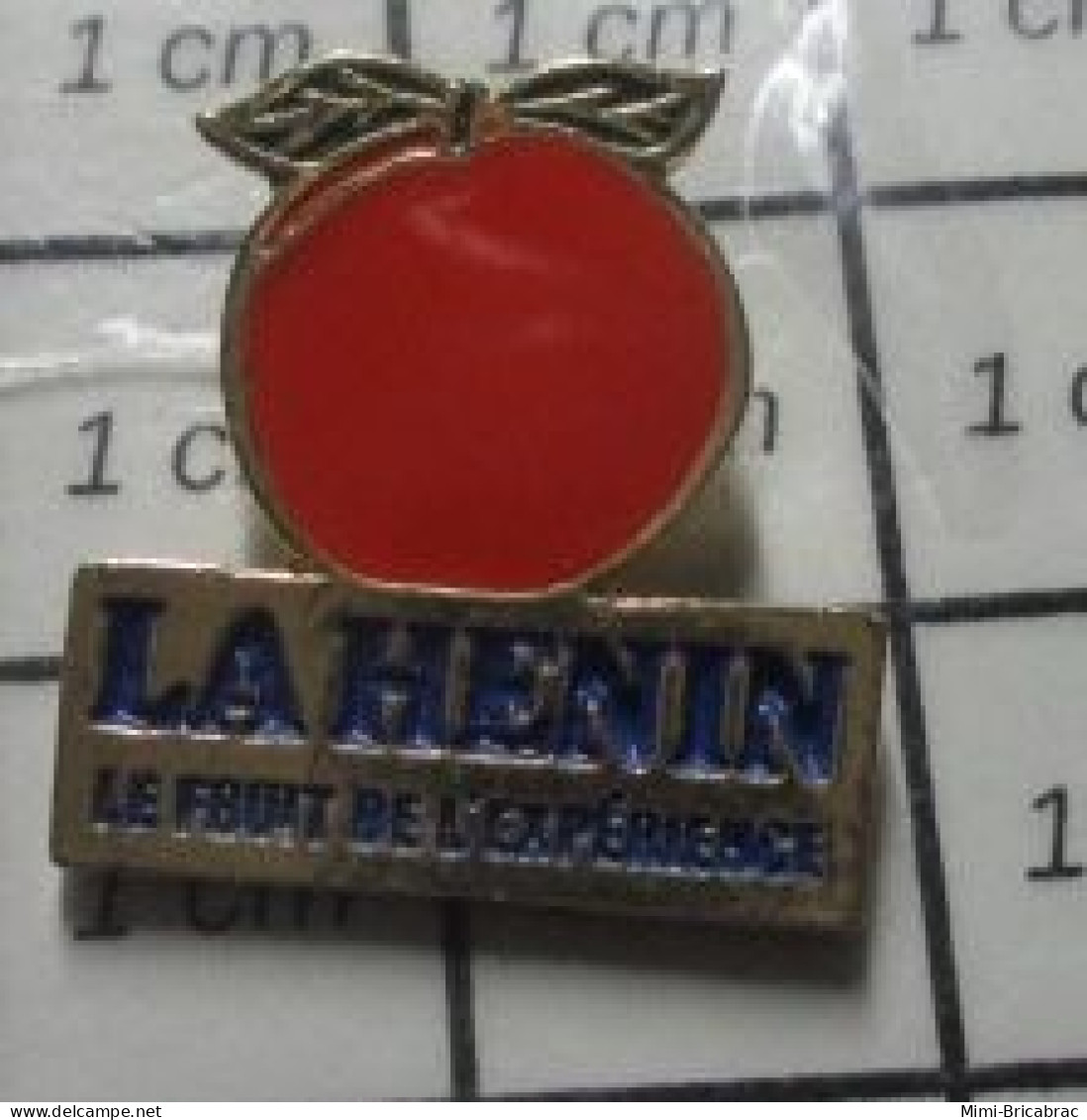 310c Pin's Pins / Beau Et Rare / BANQUES / BAQUE LA HENIN POMME ORANGE MANDARINE PECHE ??? Pas Claire Cette Banq - Banken