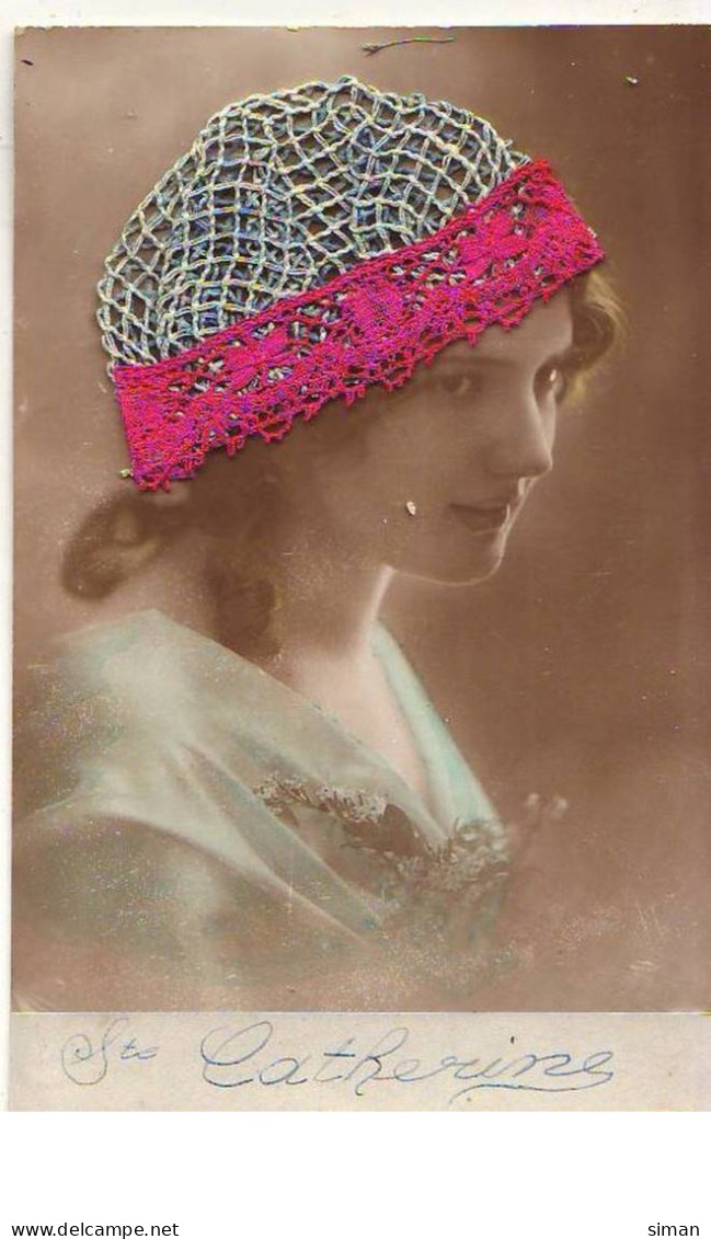 N°14504 - Sainte Catherine - Femme En Photo, Avec Un Bonnet Au Bord Rose - Sainte-Catherine