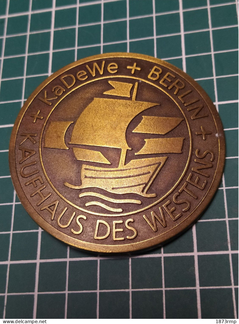 KADEWE BERLIN, MAGASIN OUEST ALLEMAND DEPUIS 1907, PLAQUE, BOUCLE ,? - Professionals/Firms