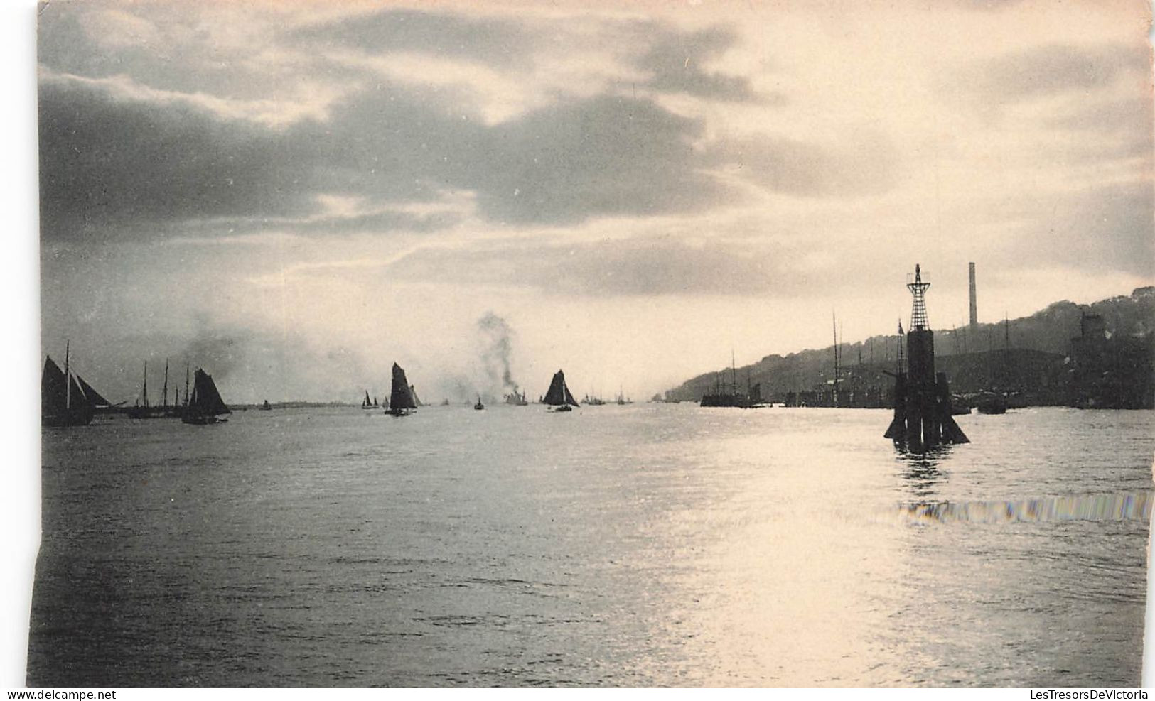 TRANSPORT - Des Bateaux Quittant Les Bords - Carte Postale Ancienne - Sailing Vessels