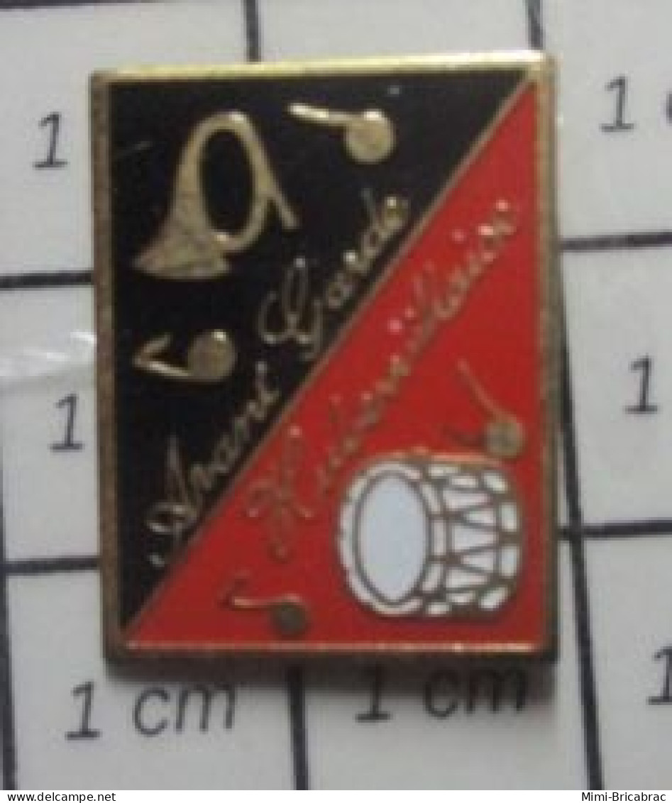 715B Pin's Pins / Beau Et Rare / MUSIQUE / FANFARE ORCHESTRE 'AVANT GARDE HUBERVILLAISE TAMBOUR COR TROMPE - Musique