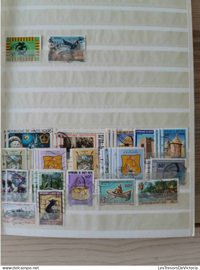 Album De Timbres Du Monde - Chine - Malaysie - Inde - Liberia - Jamaique - Verzamelingen (in Albums)