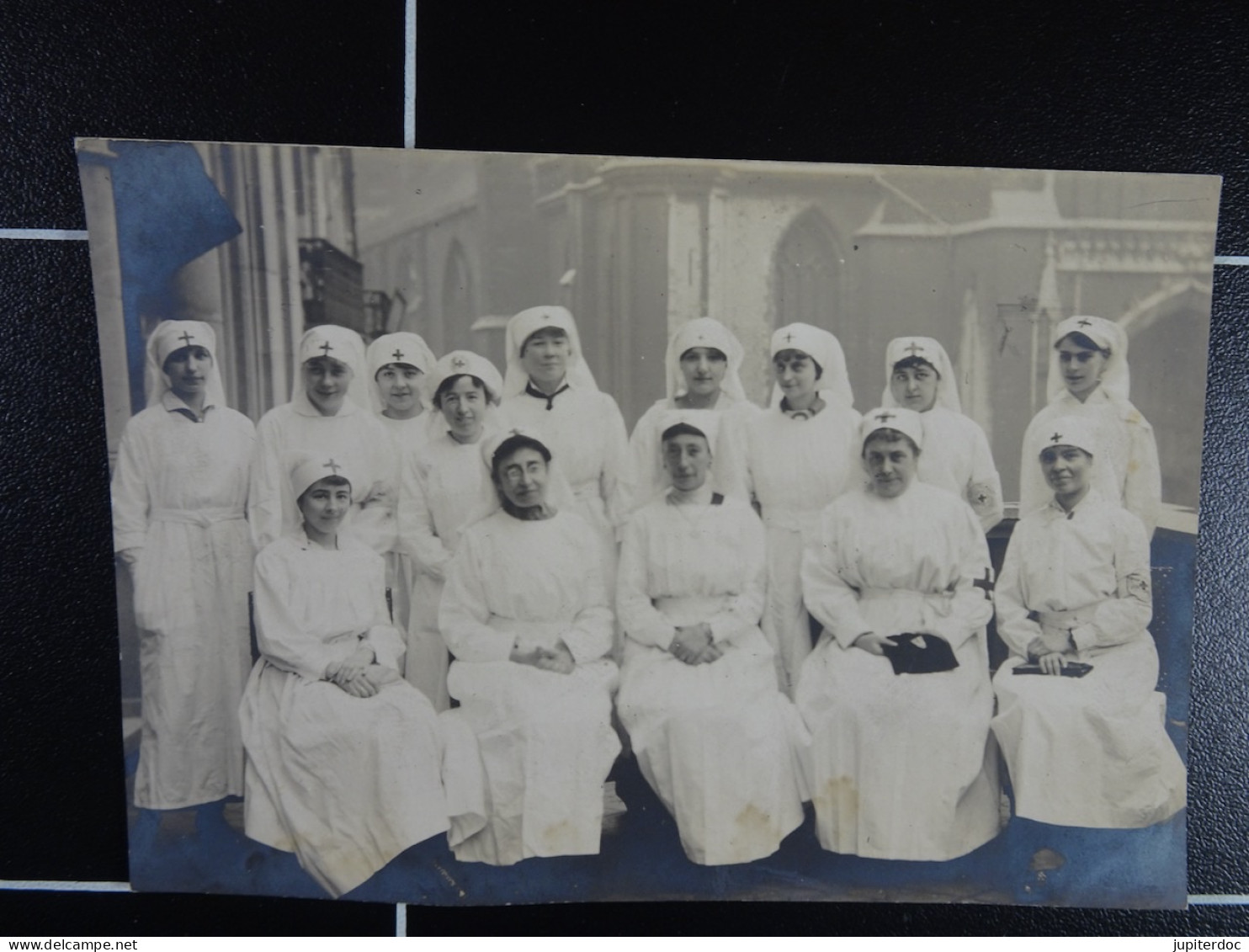 Carte Photo Lokeren Croix Verte Guerre 14-18 Balcon Théâtre Flamand Groupe D'infirmières (noms Au Verso) - Lokeren