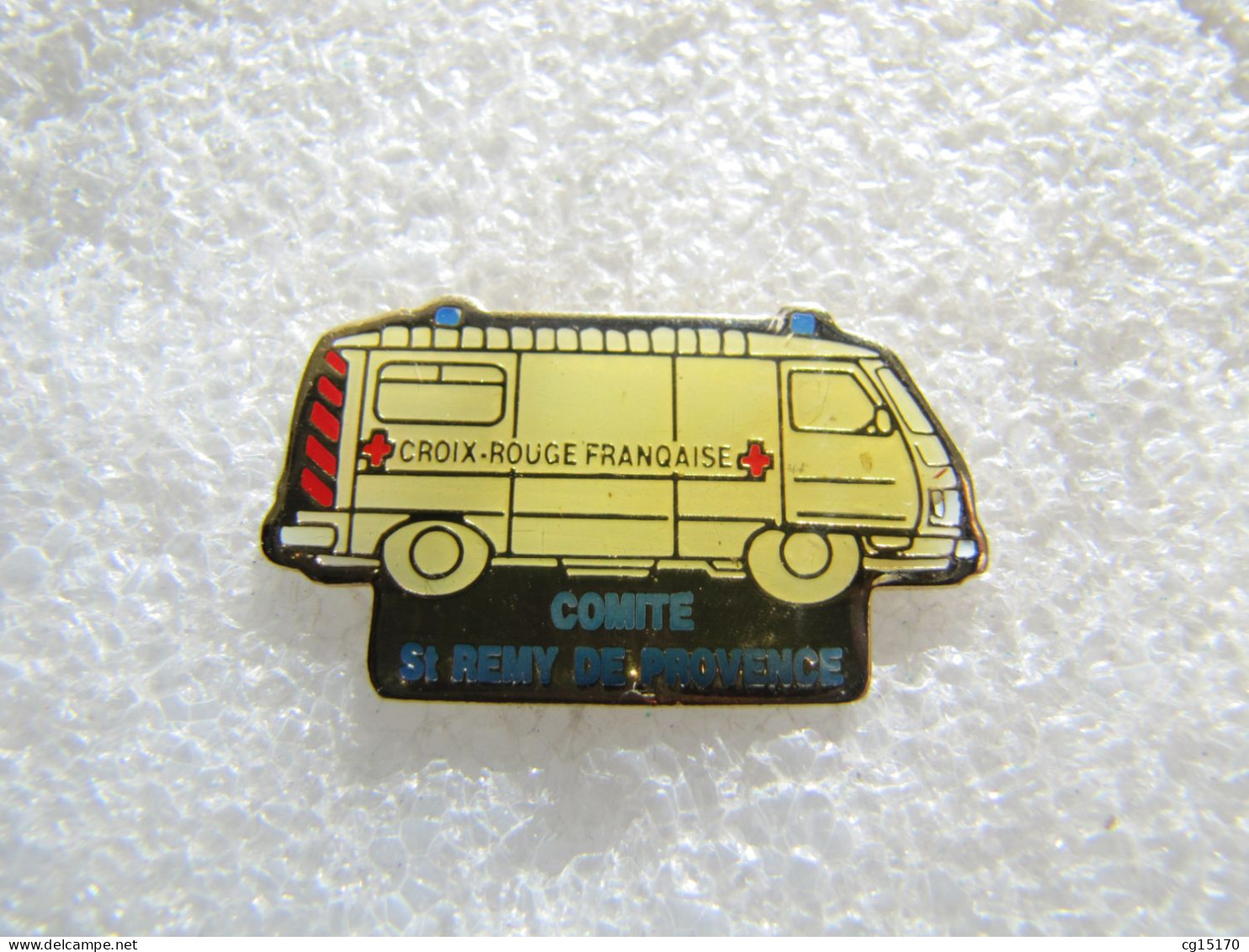 PIN'S    PEUGEOT  J 7   CROIX ROUGE FRANÇAISE  COMITÉ SAINT RÉMY DE PROVENCE - Peugeot