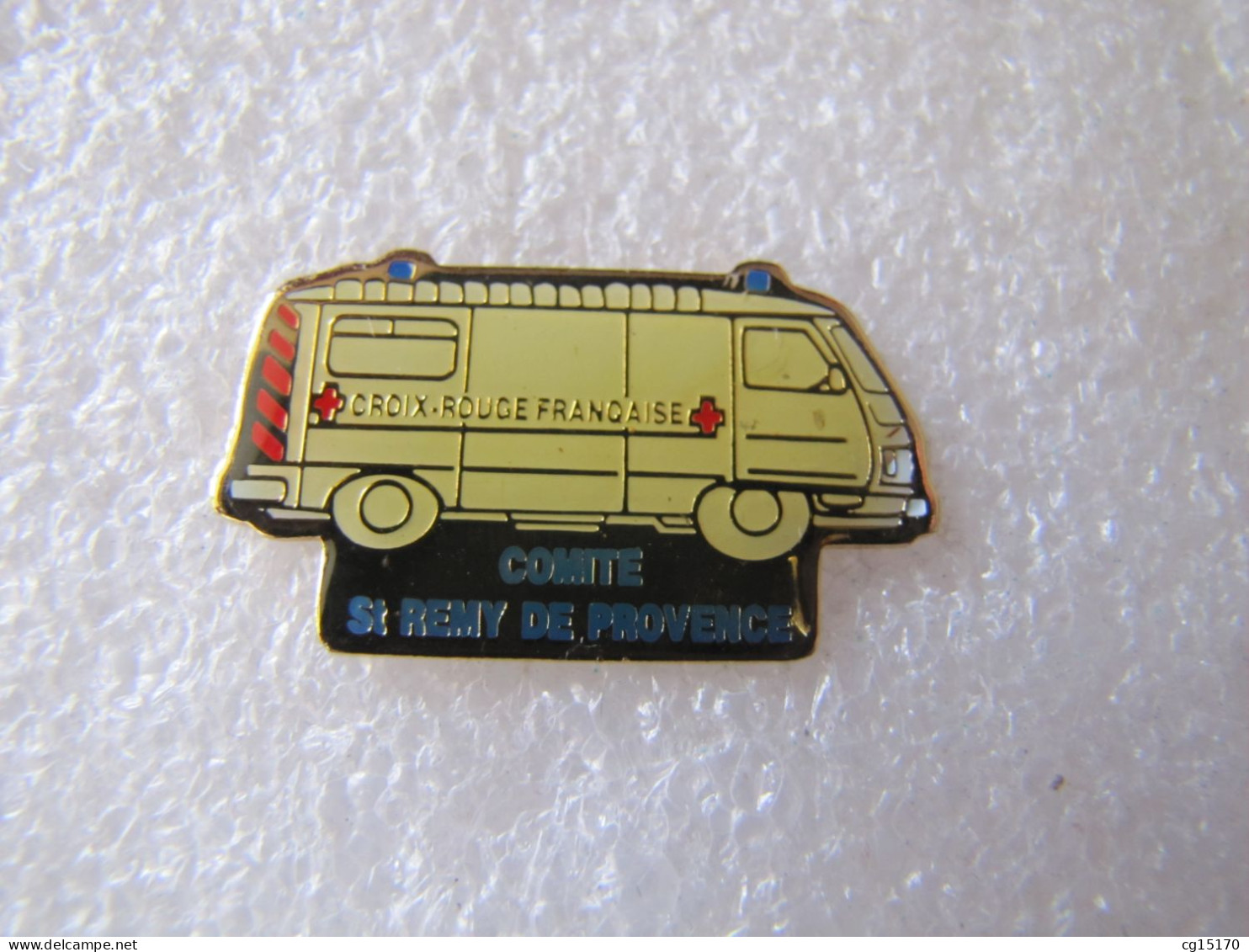 PIN'S    PEUGEOT  J 7   CROIX ROUGE FRANÇAISE  COMITÉ SAINT RÉMY DE PROVENCE - Peugeot