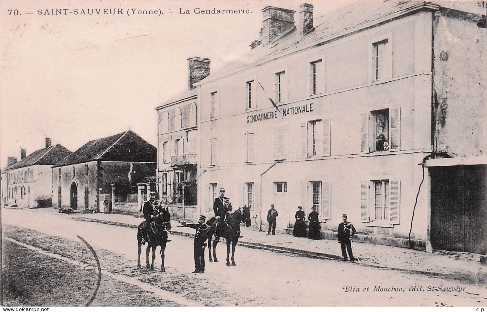 Saint Sauveur En Puisaye - Gendarmerie - Gendarmes A Cheval  - CPA °Jp - Saint Sauveur En Puisaye