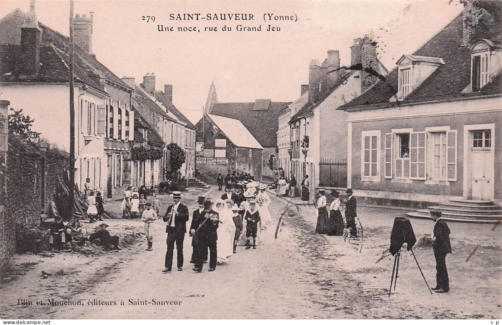 Saint Sauveur En Puisaye - Une Noce -  Rue Du Grand Jeu  -  Photographe - CPA °Jp - Saint Sauveur En Puisaye