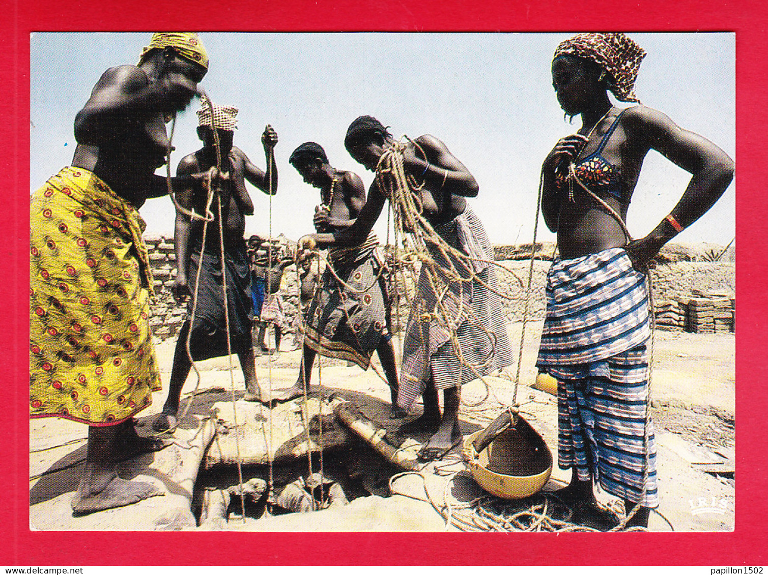 E-Centre Afrique-18P256  BANGUI, Un Puits, Femmes Seins Nus, BE - Centrafricaine (République)