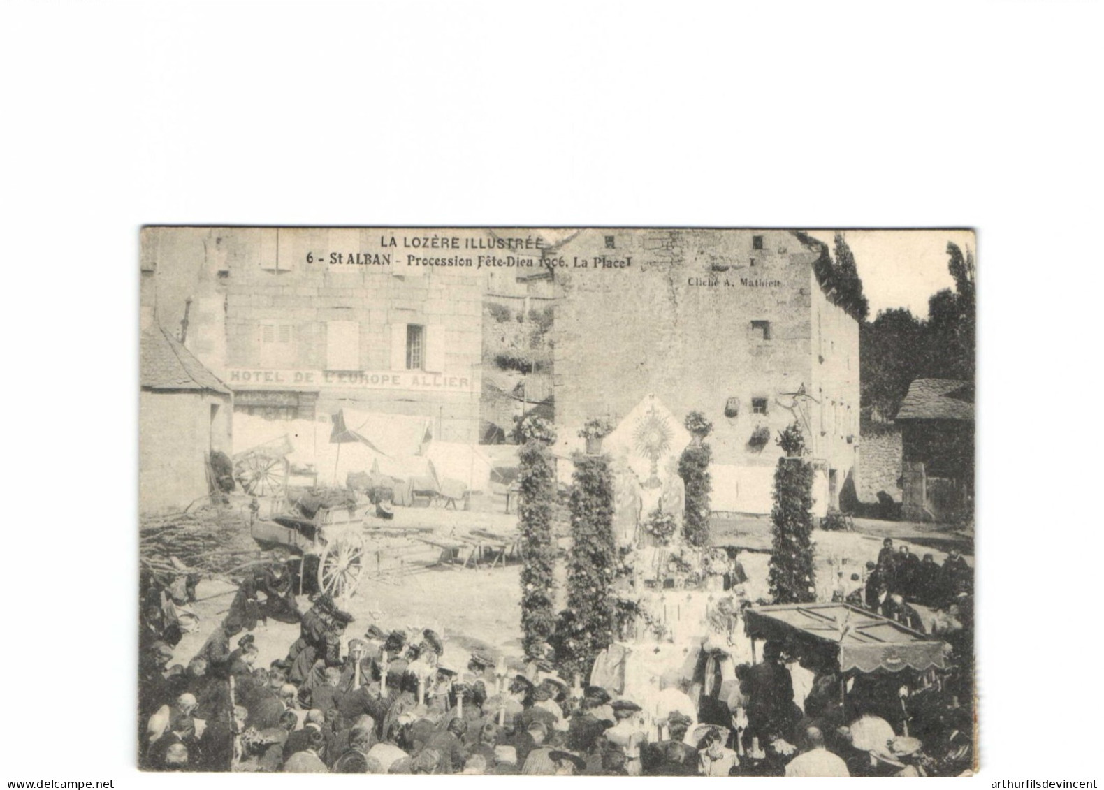 SAINT ALBAN-- PROCESSION DE LA FËTE DIEU SUR LA PLACE EN 1906 - Saint Alban Sur Limagnole