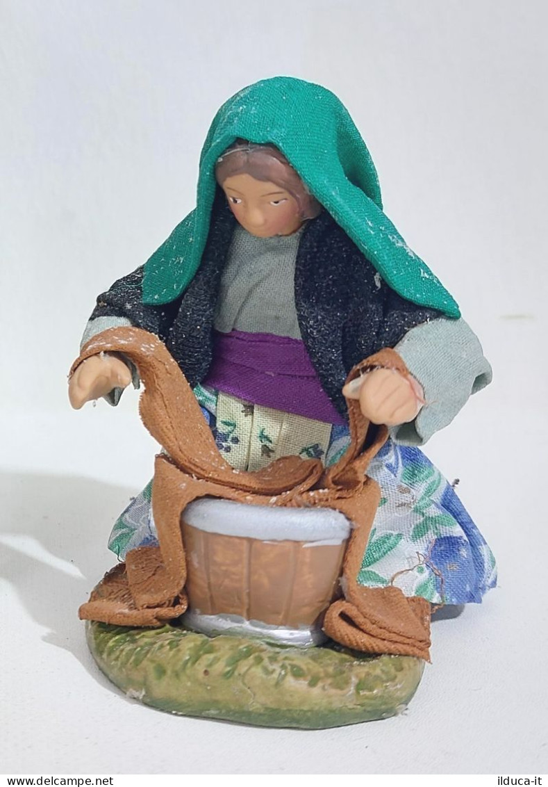 27411 Pastorello Mondo Del Presepe De Agostini - Donna Che Fa Bucato - H. 8 Cm - Presepi