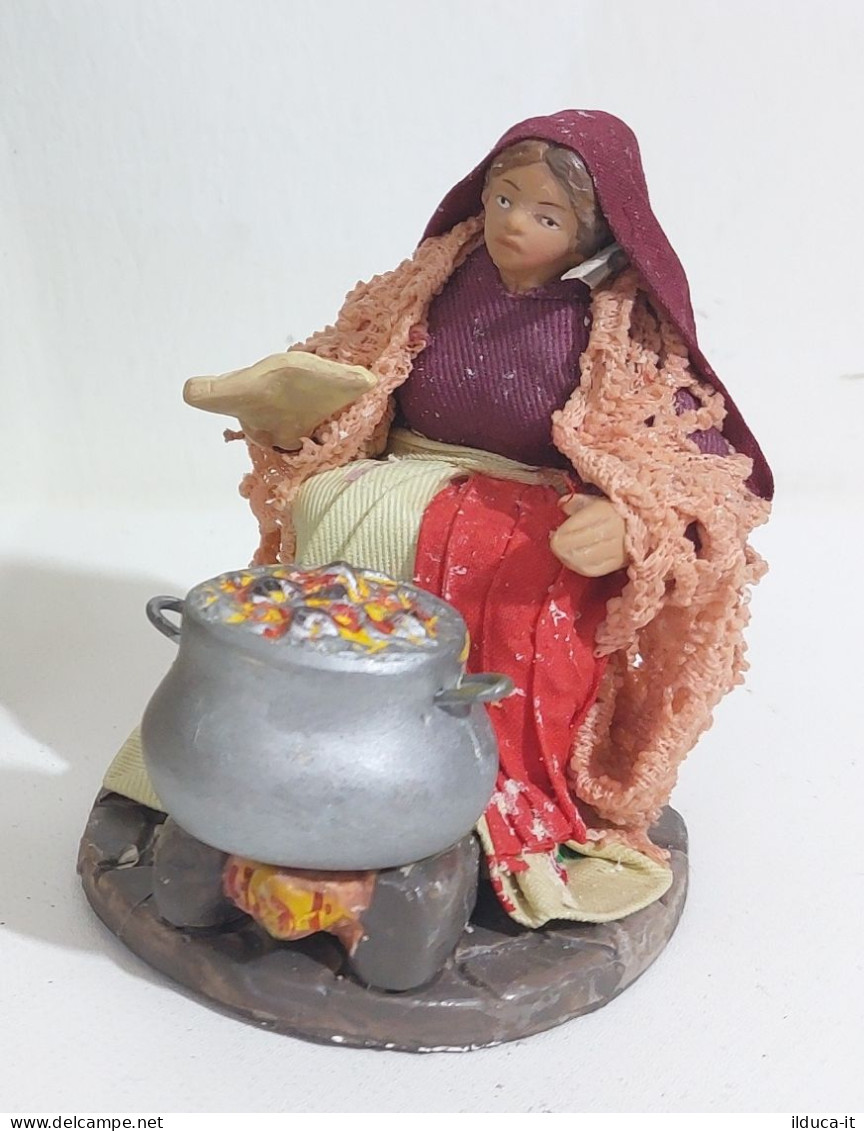 38256 Pastorello Mondo Del Presepe De Agostini - Donna Che Cucina - H. 9 Cm - Christmas Cribs