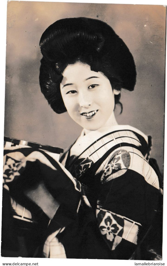 Japon, Carte De Tokyo Pour La France, Via Transiberian Transsibérien Au Verso D'une Carte Photo De Geisha - Cartas & Documentos