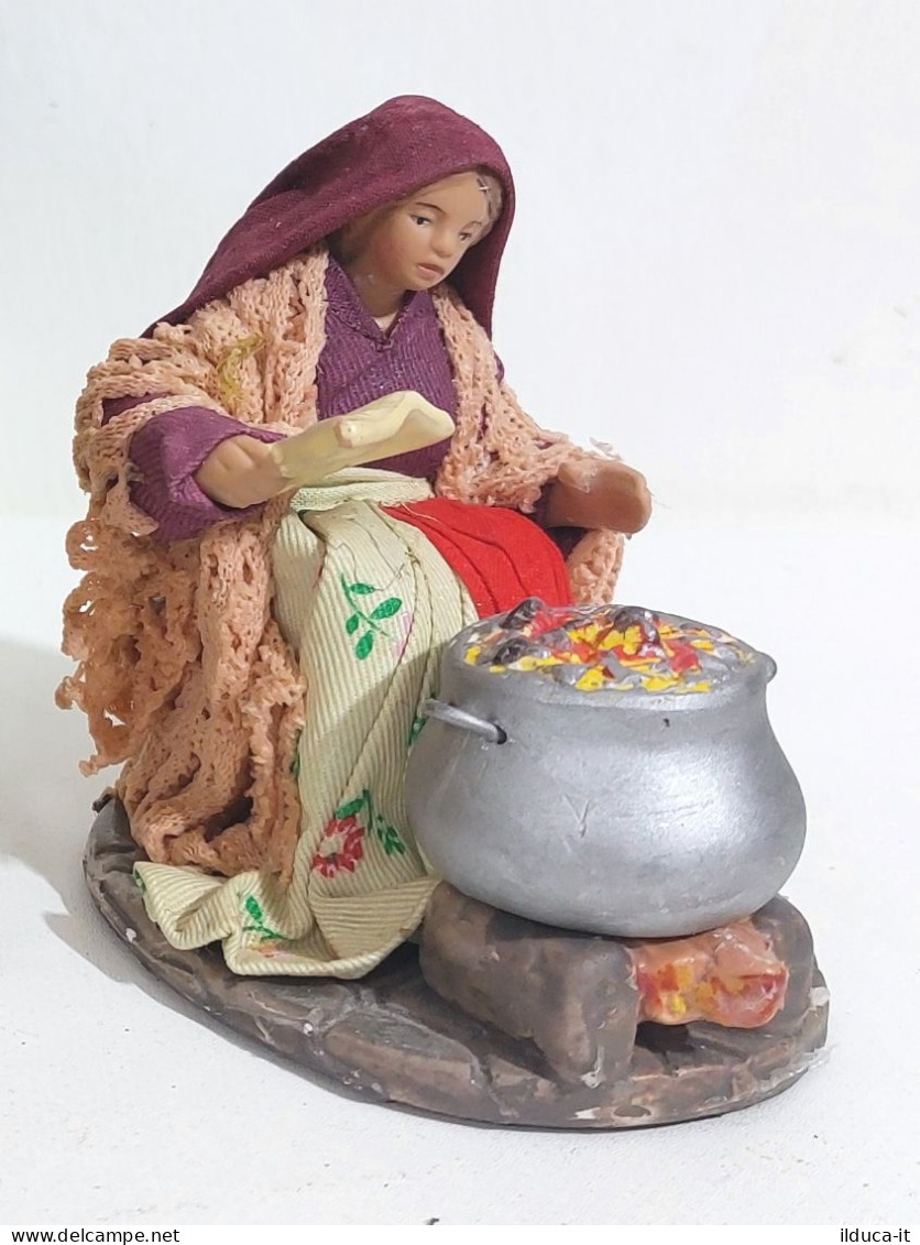 57609 Pastorello Mondo Del Presepe De Agostini - Donna Che Cucina - H. 8 Cm - Crèches De Noël