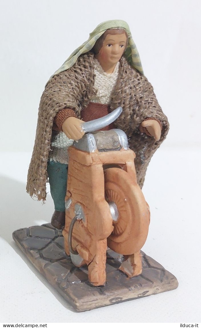 67239 Pastorello Mondo Del Presepe De Agostini - Arrotino - H. 13 Cm - Presepi