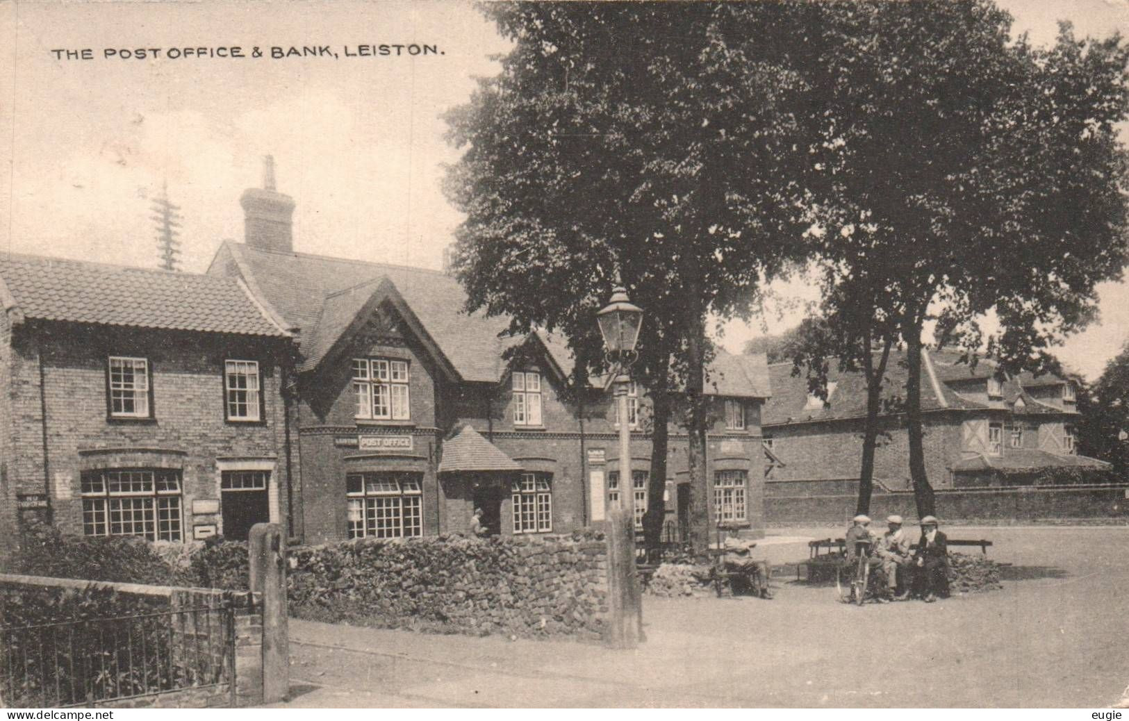 3127/ The Post Office And Bank, Leiston, Mensen - Autres & Non Classés