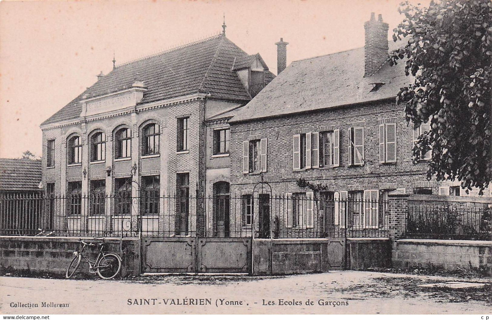 Saint Valerien - Les Ecoles De Garçons  -  CPA °Jp - Saint Clement