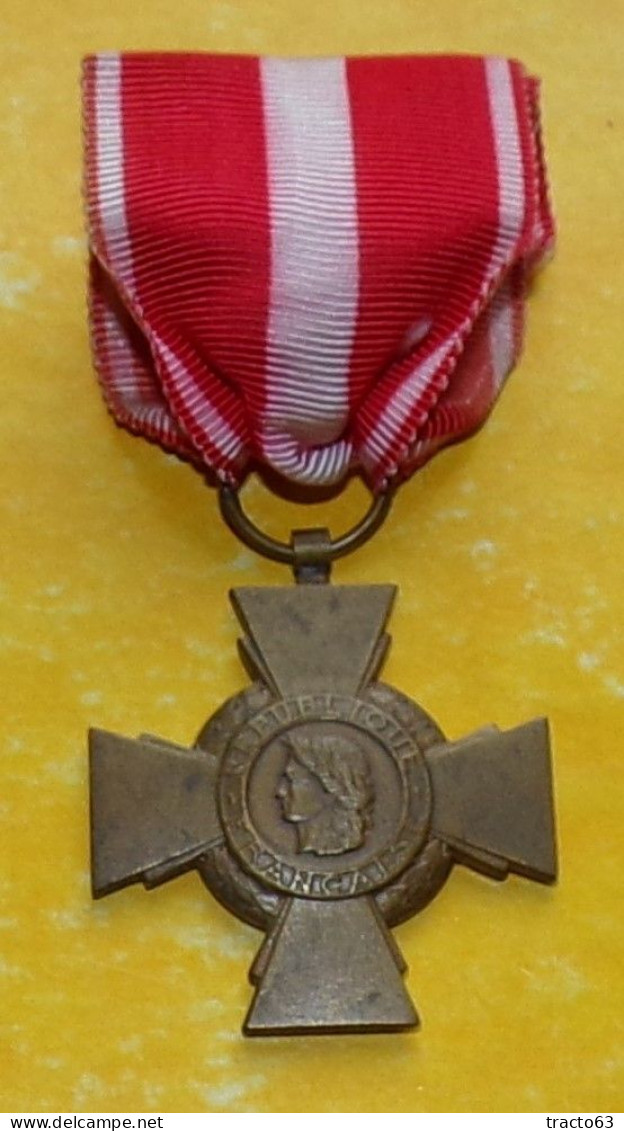 MEDAILLE DE LA CROIX DE LA VALEUR MILITAIRE   , REPUBLIQUE FRANCAISE  ,  BON ETAT VOIR PHOTOS  . POUR TOUT RENSEIGNEMENT - France