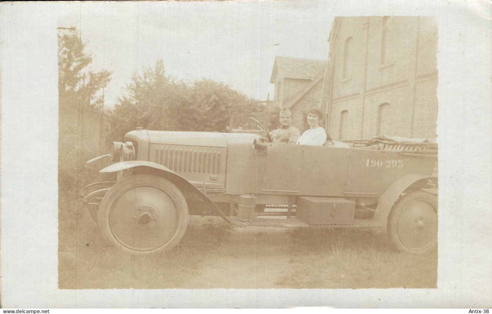 N36 - AUTOMOBILE - Carte Photo - Un Militaire Français Et Une Femme Posent Fièrement Dans Une Belle Automobile - Toerisme