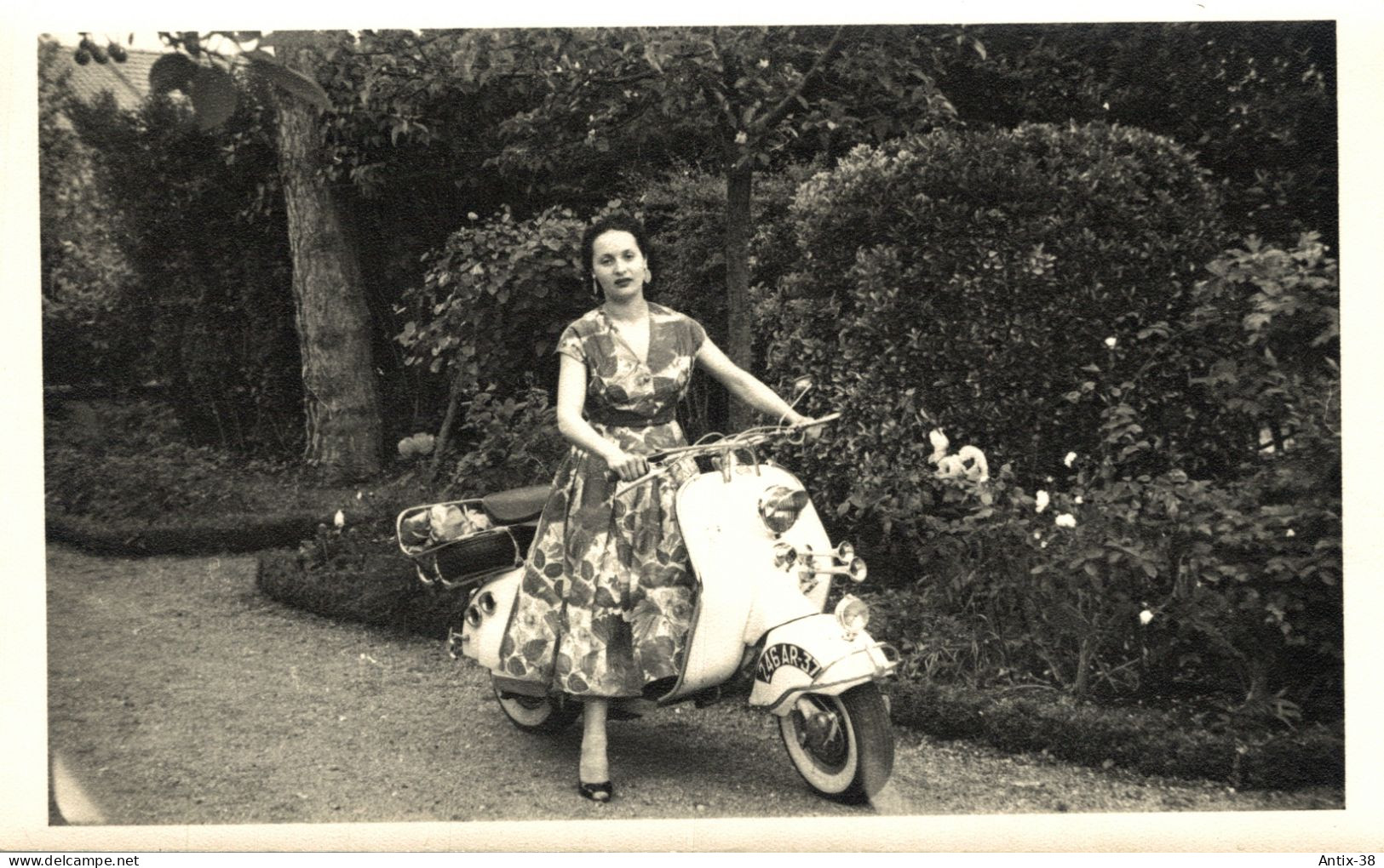 N36 - AUTOMOBILE - Carte Photo - Une Jolie Jeune Femme Pose Fièrement Sur Une Vespa - Motorräder