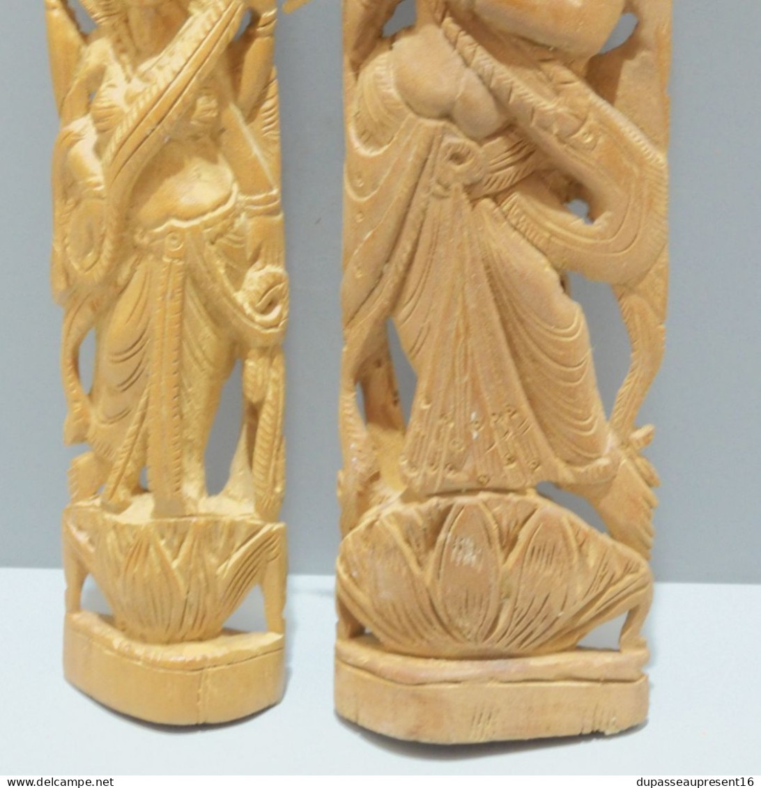 - 2 STATUETTES BOIS SCULPTE DEESSE INDONESIENNE LAKSHMI HINDOUISME  VITRINE    E