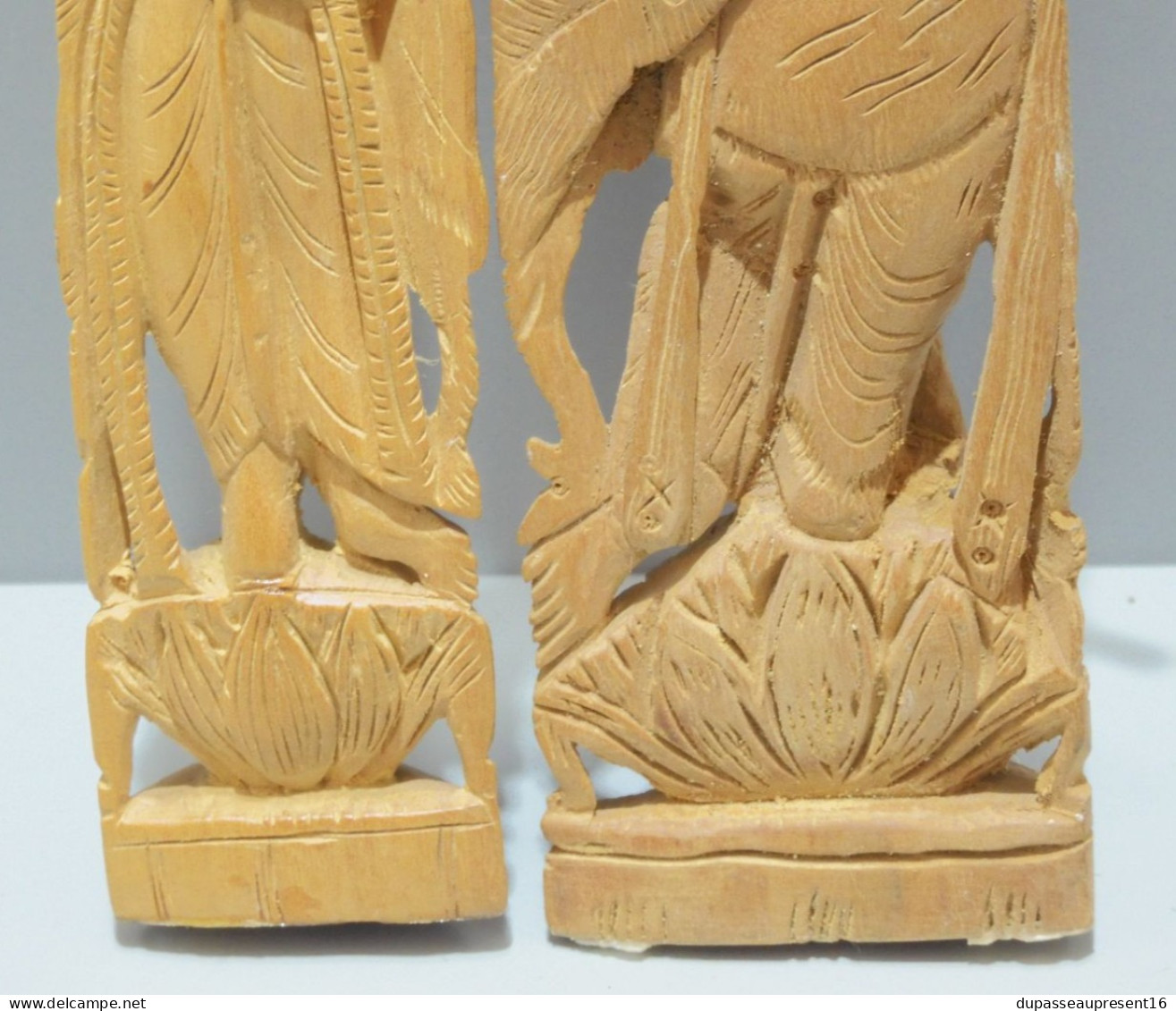 - 2 STATUETTES BOIS SCULPTE DEESSE INDONESIENNE LAKSHMI HINDOUISME  VITRINE    E