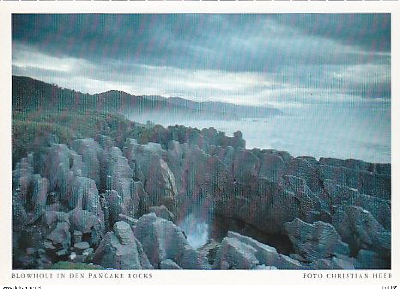 AK 206733 NEW ZEALAND - Blowhole In Den Pancake Rocks - Nouvelle-Zélande