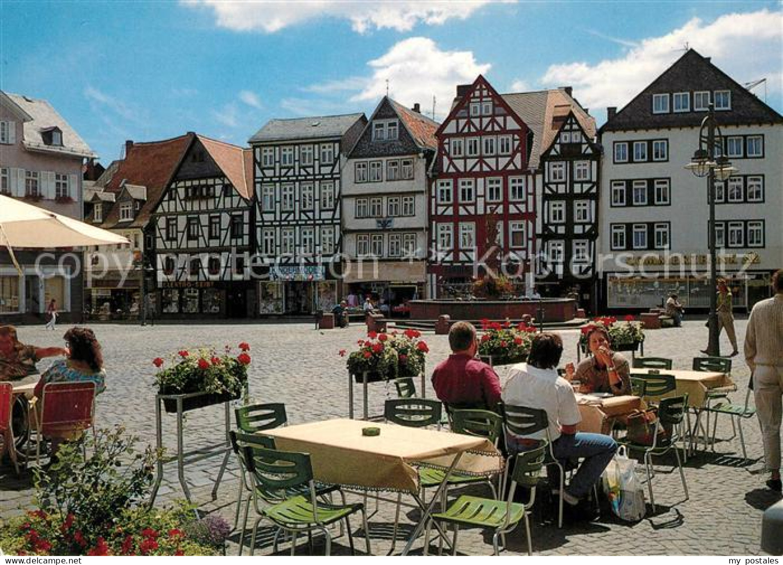 73214181 Butzbach Marktplatz Strassencafes Brunnen Fachwerkhaeuser Altstadt Butz - Butzbach