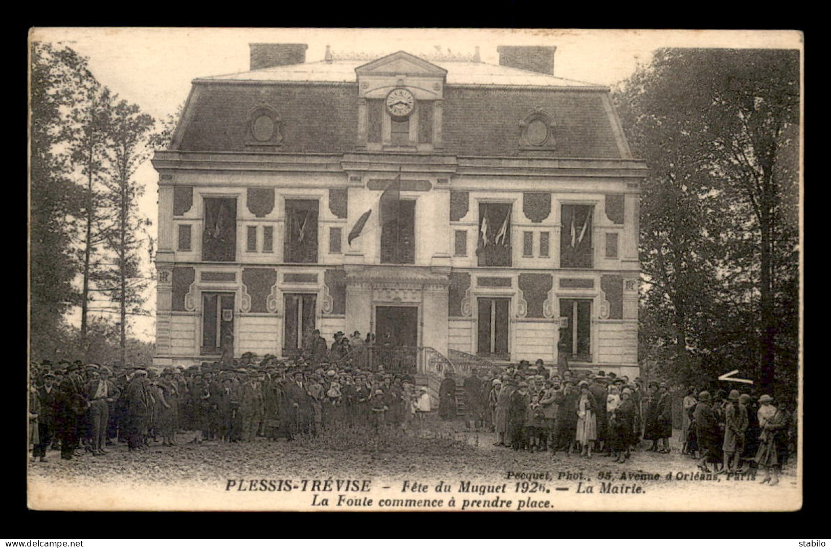 94 - PLESSIS-TREVISE - FETE DU MUGUET 1926 - LA FOULE DEVANT LA MAIRIE - Le Plessis Trevise