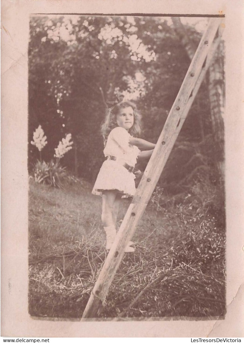 ENFANTS - Une Petite Fille Sur Une échelle - Carte Postale Ancienne - Retratos