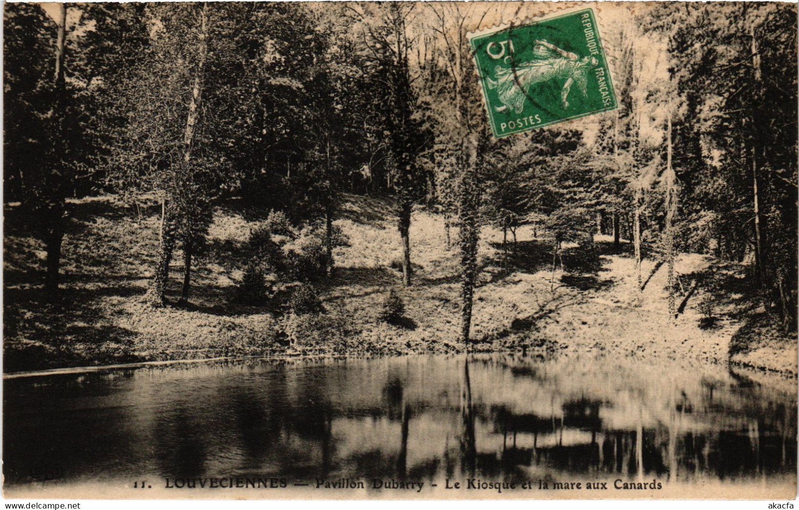 CPA LOUVECIENNES Pavillon Dubarry - Le Kiosque Et La Mare Aux Canards (1385054) - Louveciennes