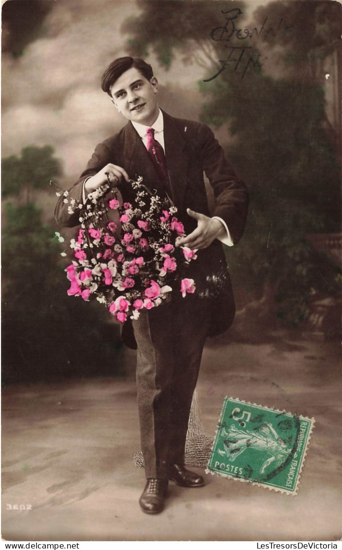 FANTAISIES - Un Homme Tenant Un Panier De Fleurs - Colorisé - Carte Postale Ancienne - Hommes