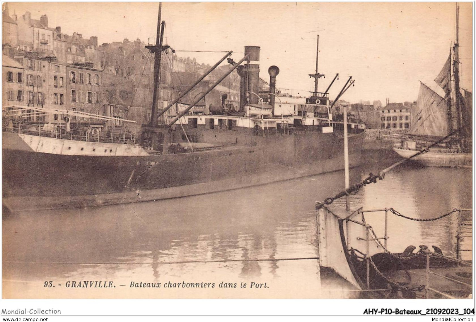 AHYP10-0837 - BATEAUX - GRANVILLE - BATEAUX CHARBONNIERS DANS LE PORT - Petroleros