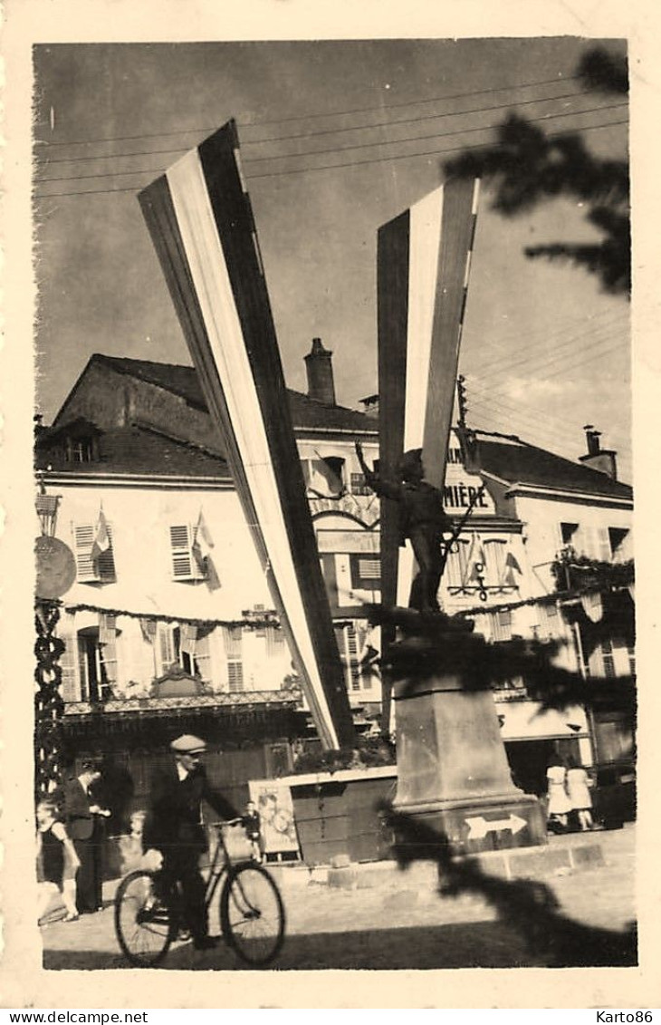 St étienne Les Remiremont * RARE Photo 1945 * WW2 Guerre 39/45 War * Fête De La Libération , Rue Décorée * 9x6cm - Saint Etienne De Remiremont