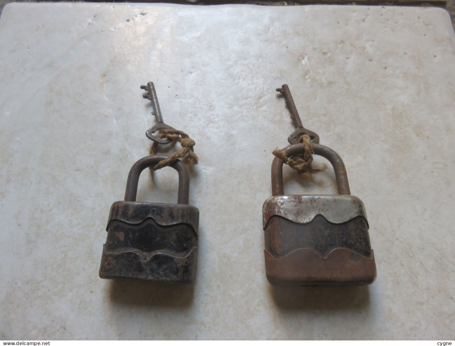 Lot De 2 Anciens Cadenas Pour Cantines - Equipement