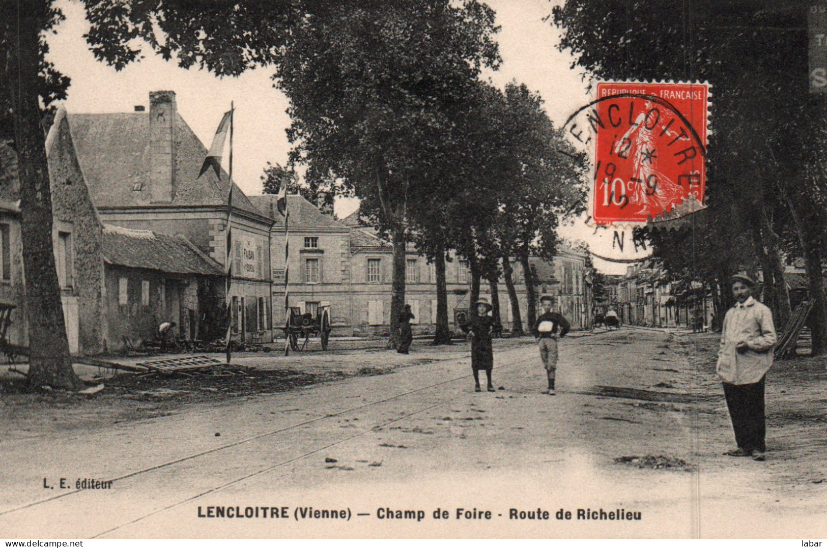 CPA 86 LENCLOITRE CHAMP DE FOIRE / ROUTE DE RICHELIEU - Lencloitre