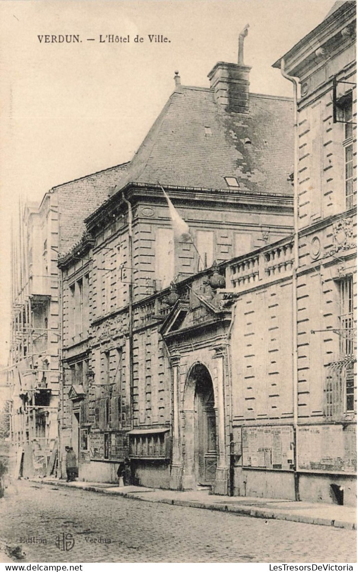 FRANCE - Verdun - Vue Panoramique De L'hôtel De Ville - Une Rue - Vue De L'extérieur - Carte Postale Ancienne - Verdun