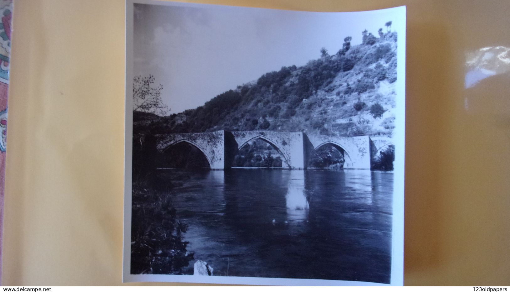 SNAPSHOT PHOTO AMATEUR 18/18CM AVEYRON PONT GOTHIQUE SUR LA TRUYERE  A ENTRAYGUES AOUT 1965 - Lugares