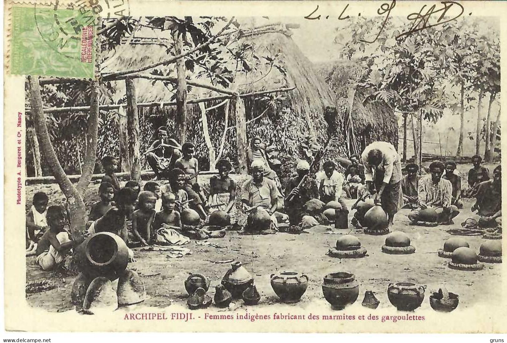 Archipel Fidji Femmes Indigènes Fabricant Des Marmites Et Des Gargoulettes - Fidji