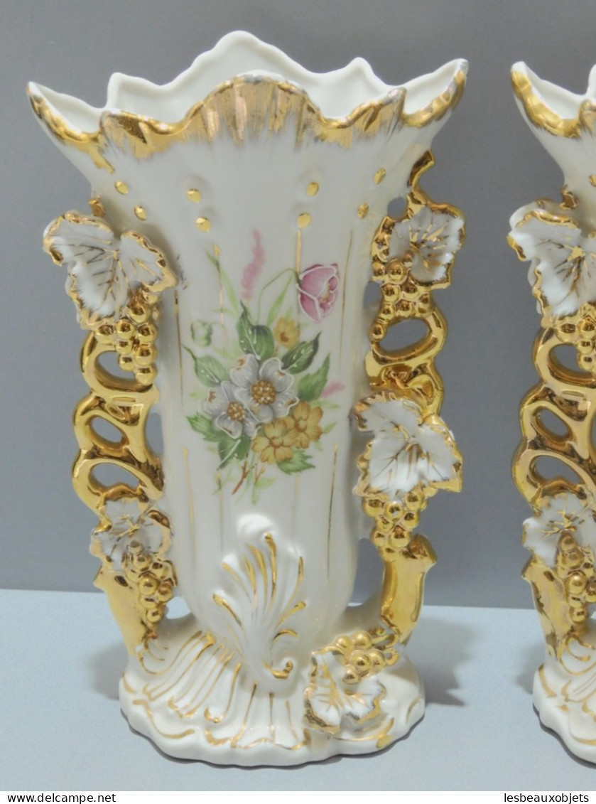 -JOLIE PAIRE De VASES De MARIEE XXe BELLES DORURES FLEURS Rehauts émail Déco       E - Art Religieux