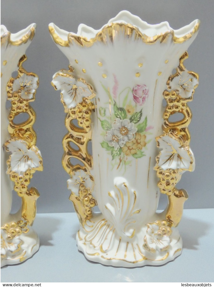 -JOLIE PAIRE de VASES de MARIEE XXe BELLES DORURES FLEURS rehauts émail déco       E