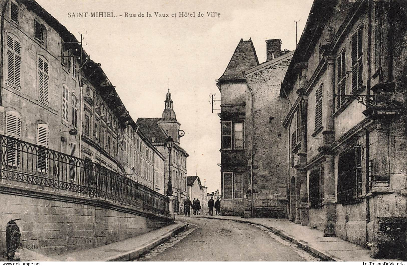 FRANCE - Saint Mihiel - Vue Générale D'une Rue De La Vaux Et Hôtel De Ville  - Carte Postale Ancienne - Saint Mihiel