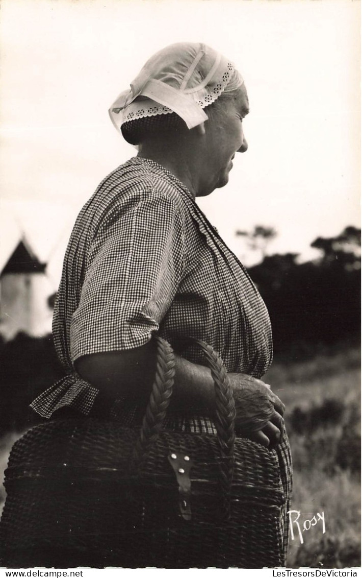 FOLKLORE - Costumes - île De Noirmoutier - La Grand-mère - Coiffe D'autrefois - Carte Postale - Kostums