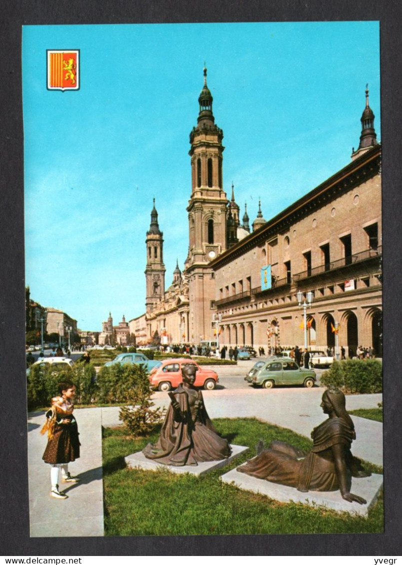 Espagne -n° 313 - ZARAGOZA - Plaza (Place) De Notre-Dame Du Pilar - Une Fillette Observe 2 Statues De Femmes - Fiat 500 - Zaragoza