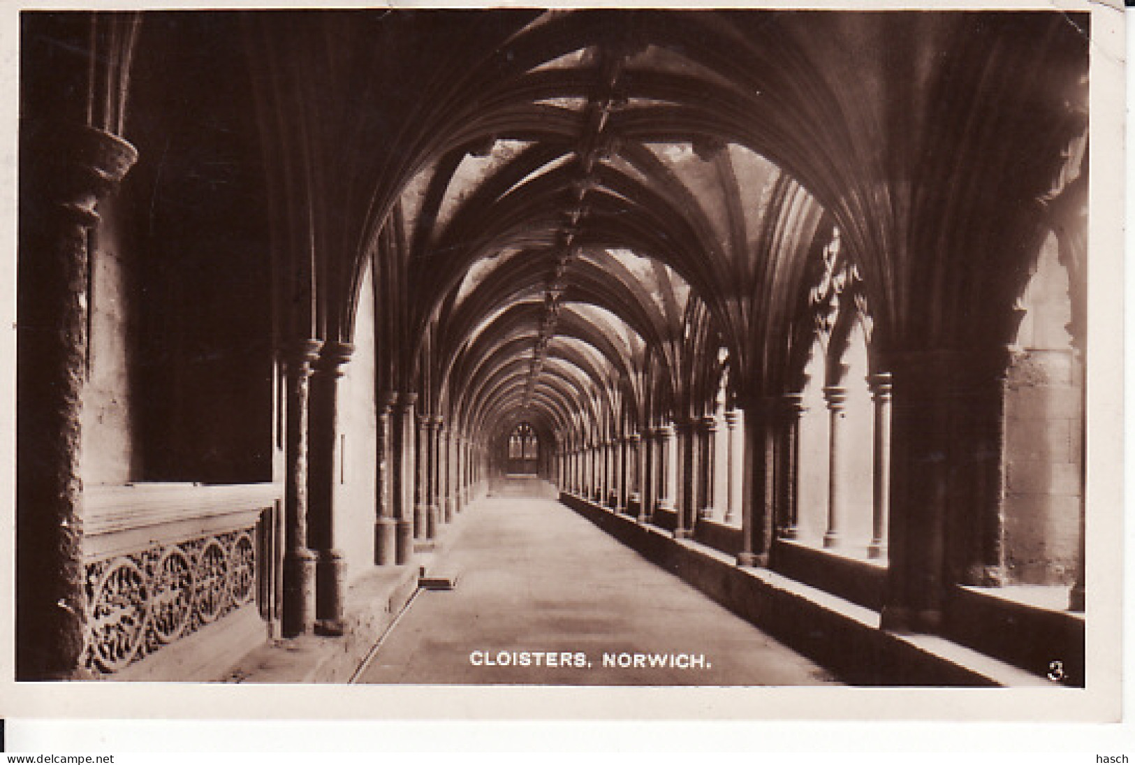 2811	98	Norwich, Cloisters (see Corners)  - Norwich