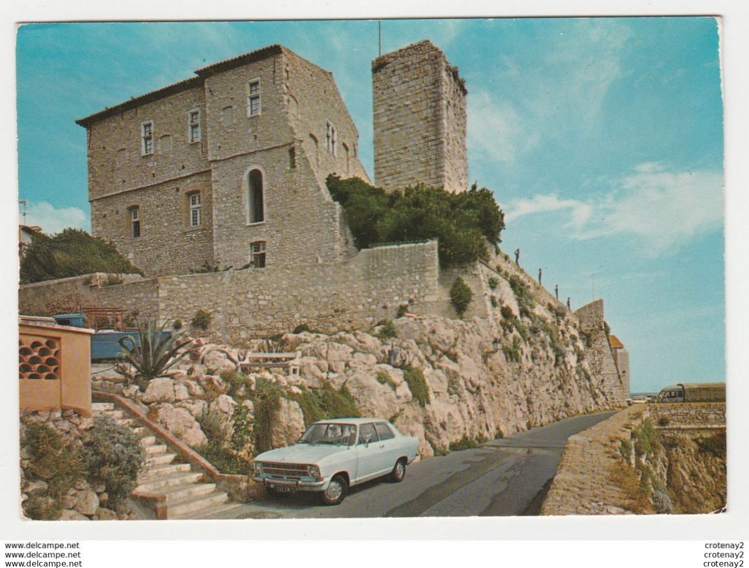 06 ANTIBES N°786 Le Château Grimaldi Et Le Musée Picasso En 1977 Auto Opel Kadett Camion Bâché VOIR DOS - Antibes - Les Remparts