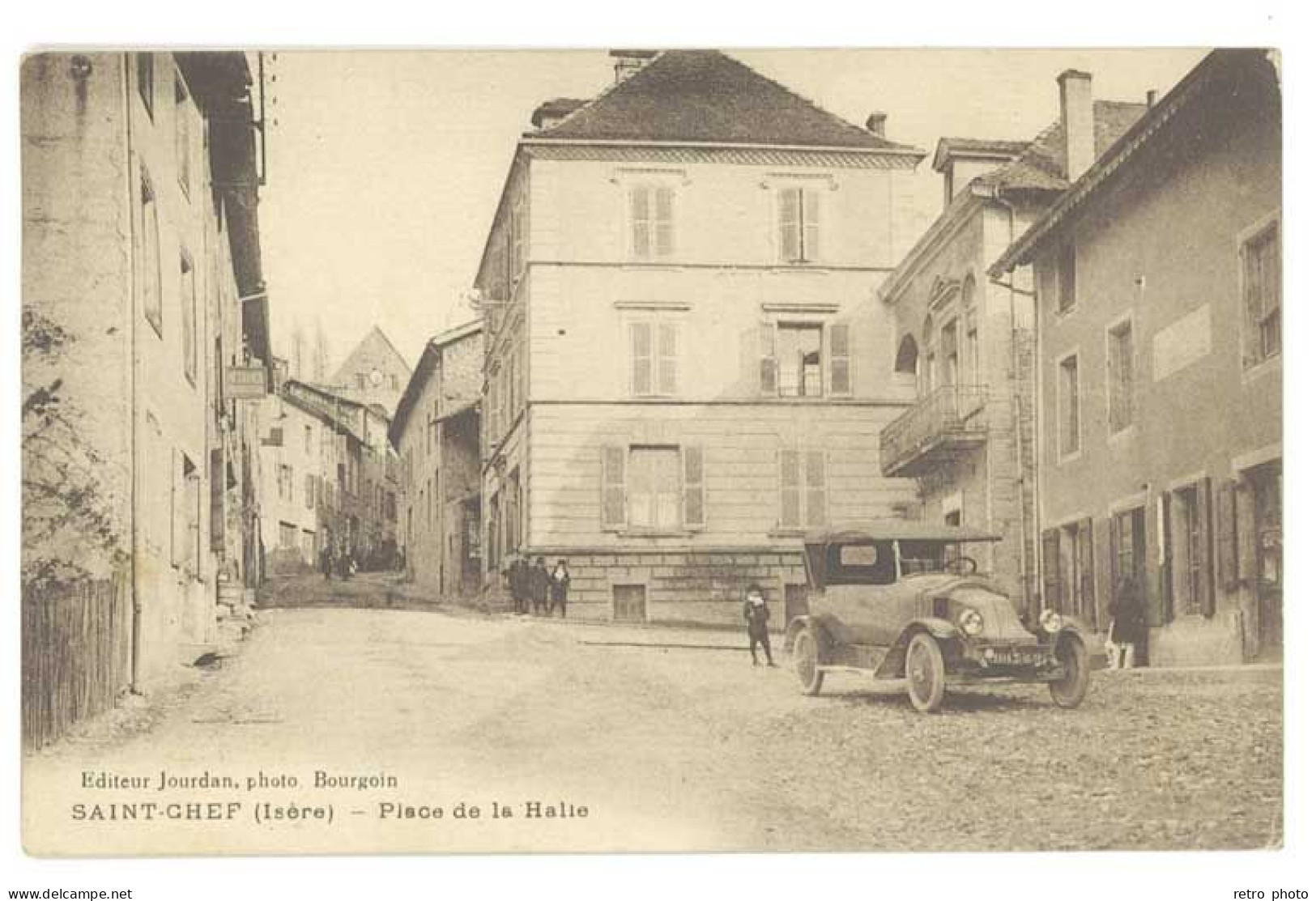 Cpa Isère - Saint Chef - Place De La Halle ( Automobile Renault ) - Saint-Chef